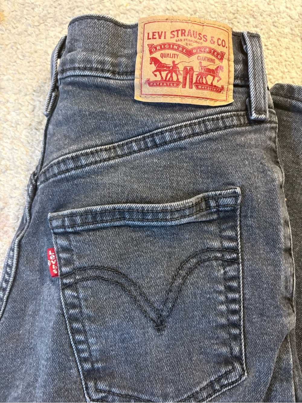 Levi's High-Rise Black Wash Jeans with Front Seam and Button-Fly - Picture 6 of 6